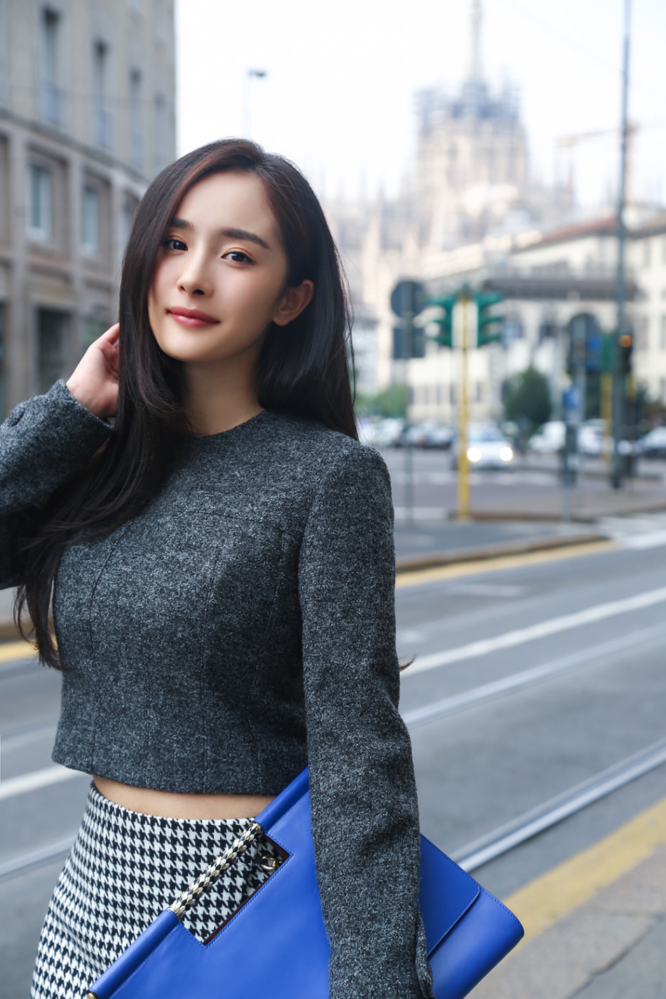 新浪时尚独家街拍 杨幂米兰街头挑战百变造型