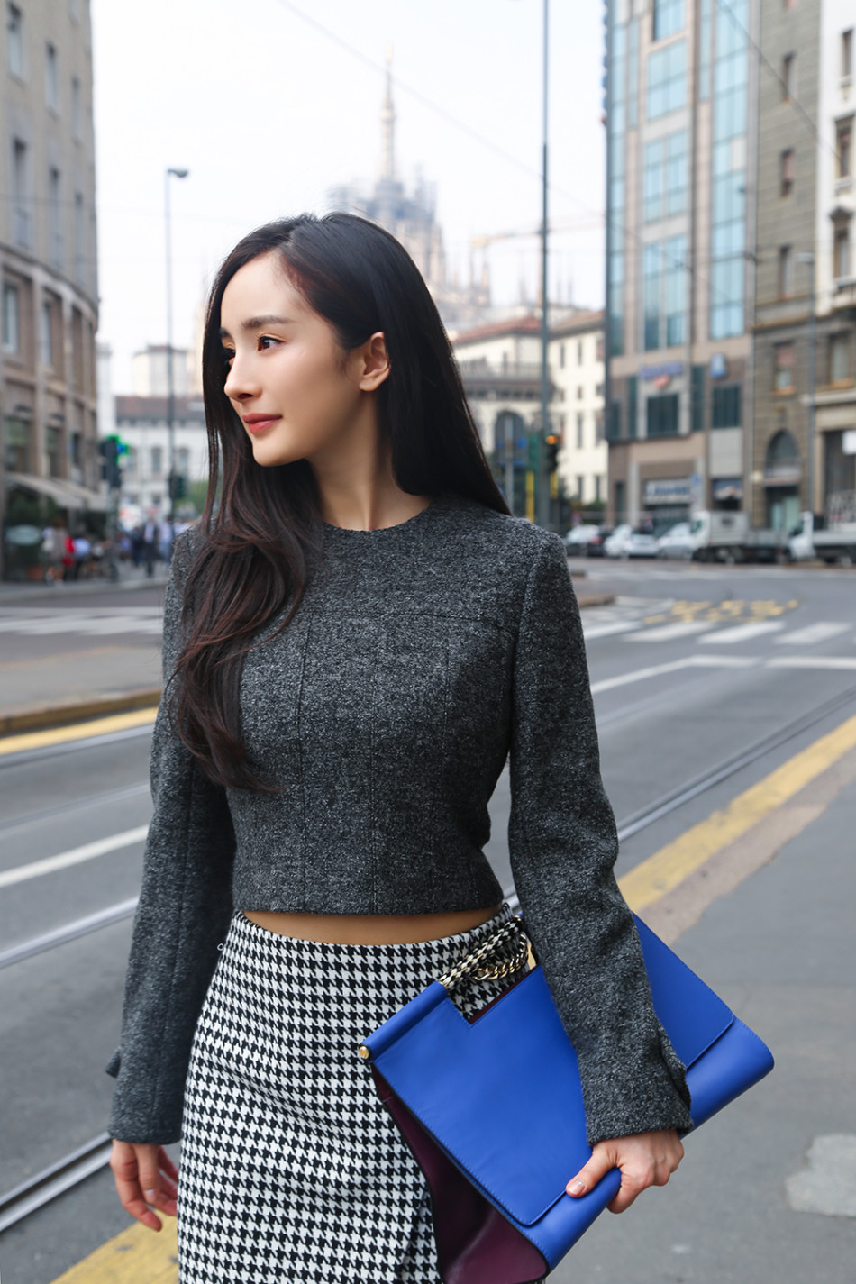 新浪时尚独家街拍 杨幂米兰街头挑战百变造型