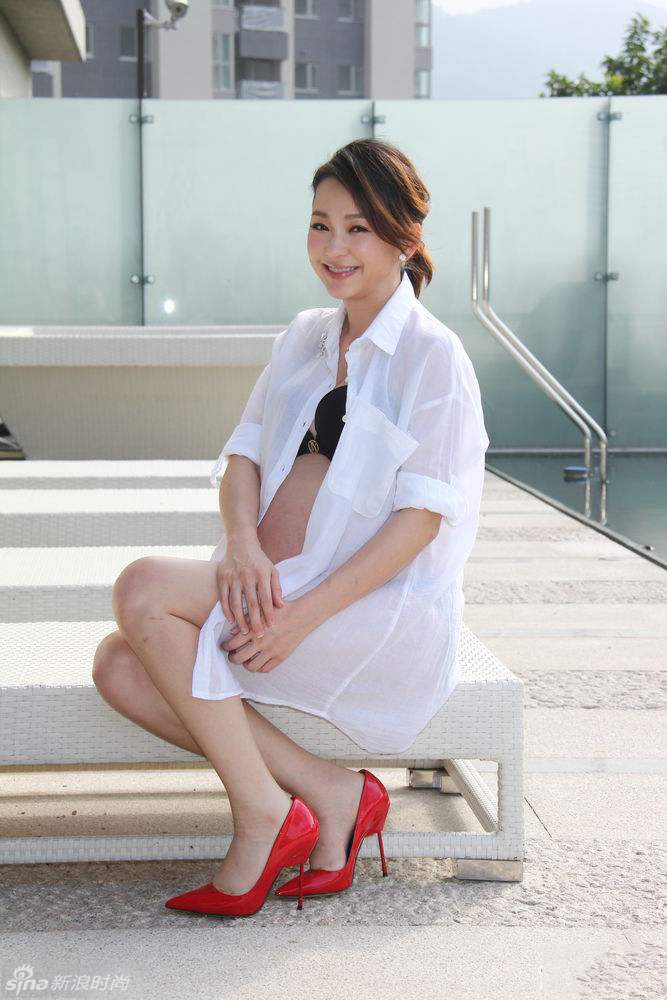 台女星"六月"挺巨孕肚拍比基尼写真