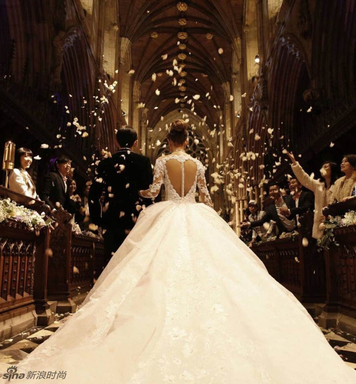 露背婚纱图片_露背婚纱图片大全