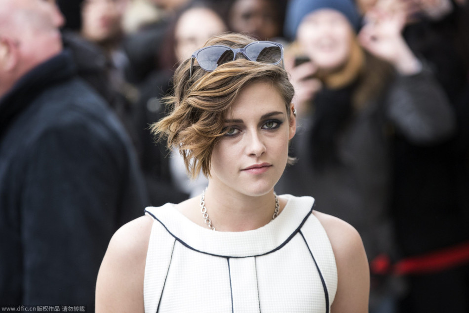 克里斯汀-斯图尔特白色裙装亮相Chanel高定 --