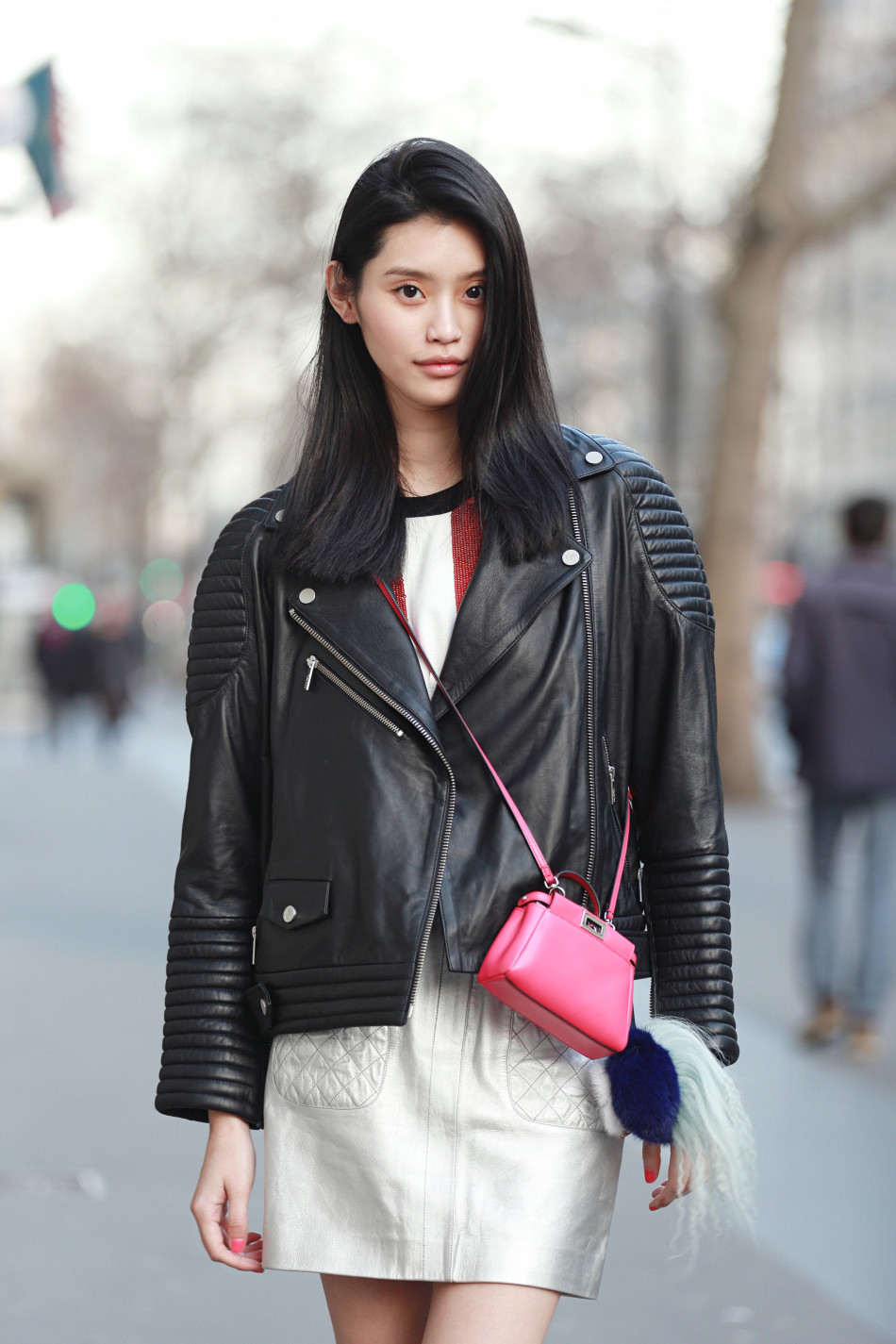 维密超模奚梦瑶巴黎街头春日街拍大秀长腿 -- 