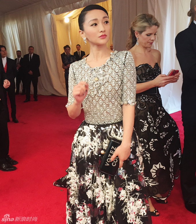 周迅着Chanel高定 参观2015 Met Ball -- 佛山E