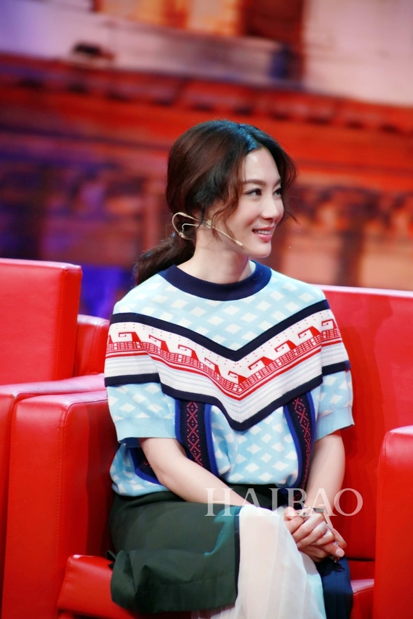 有一款发型不分国界女星都爱:清凉优雅低马尾