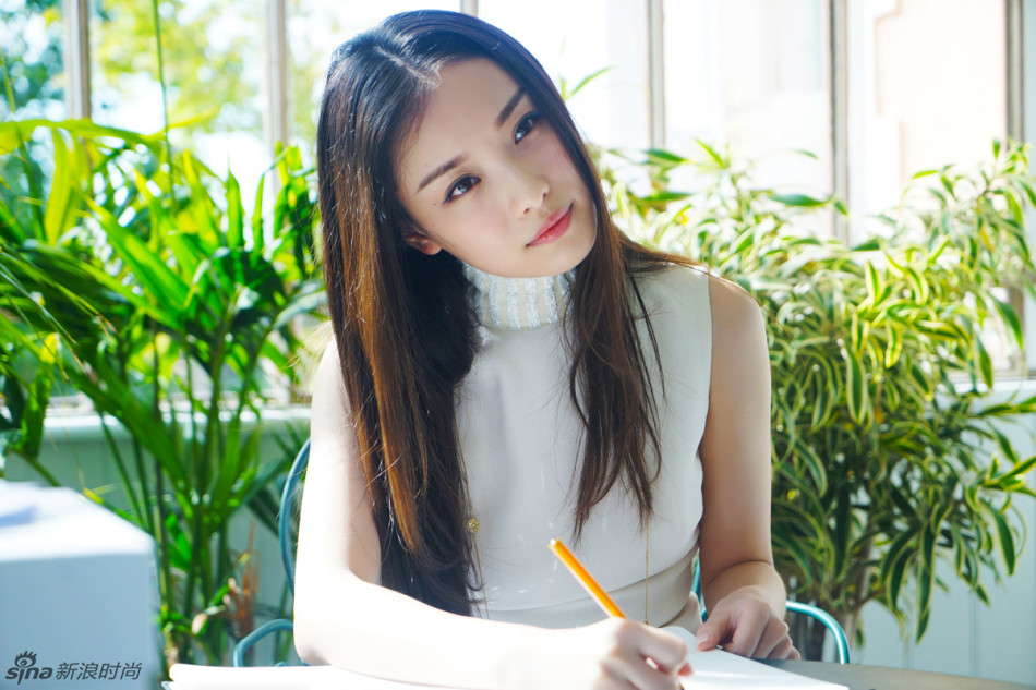 倪妮探访迪奥玫瑰园气质女神漫游格兰维尔,倪