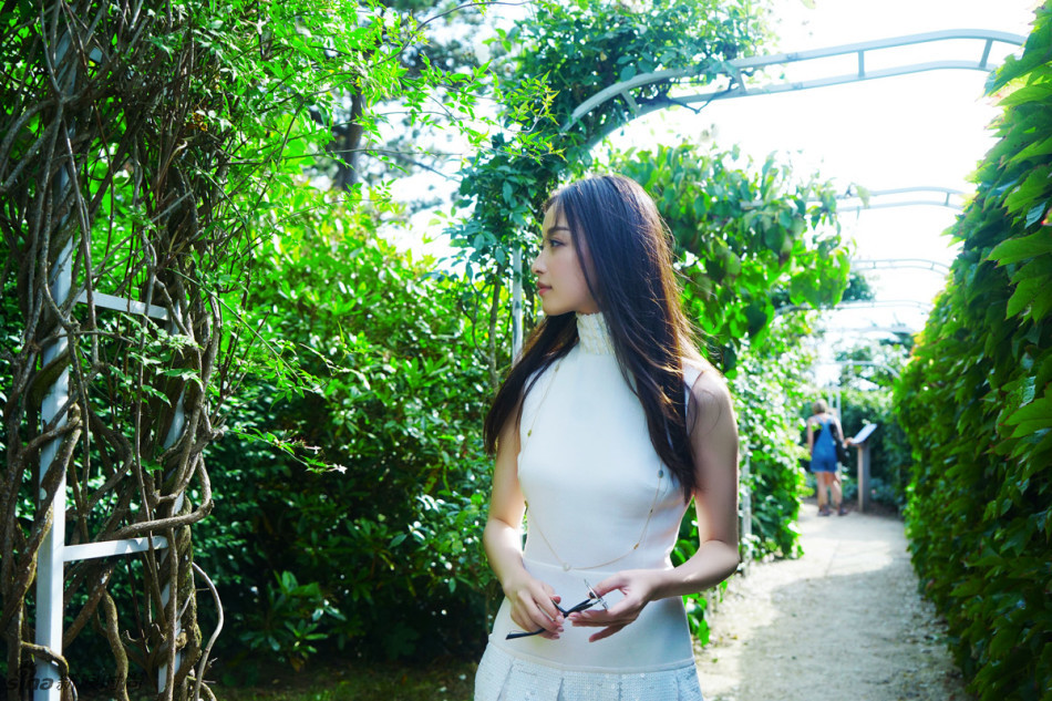 倪妮探访迪奥玫瑰园气质女神漫游格兰维尔,倪