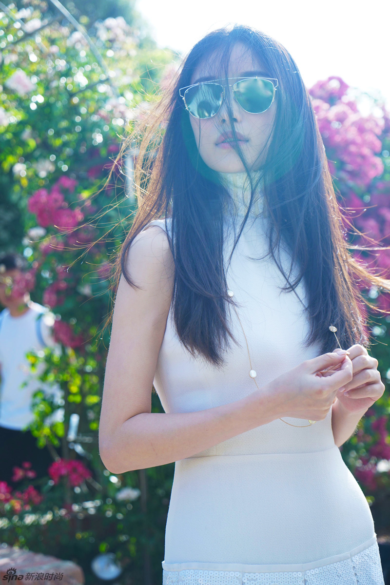 倪妮探访迪奥玫瑰园气质女神漫游格兰维尔,倪