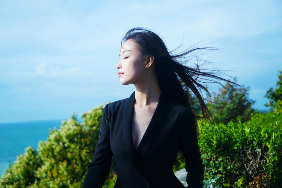 倪妮探访迪奥玫瑰园气质女神漫游格兰维尔,倪