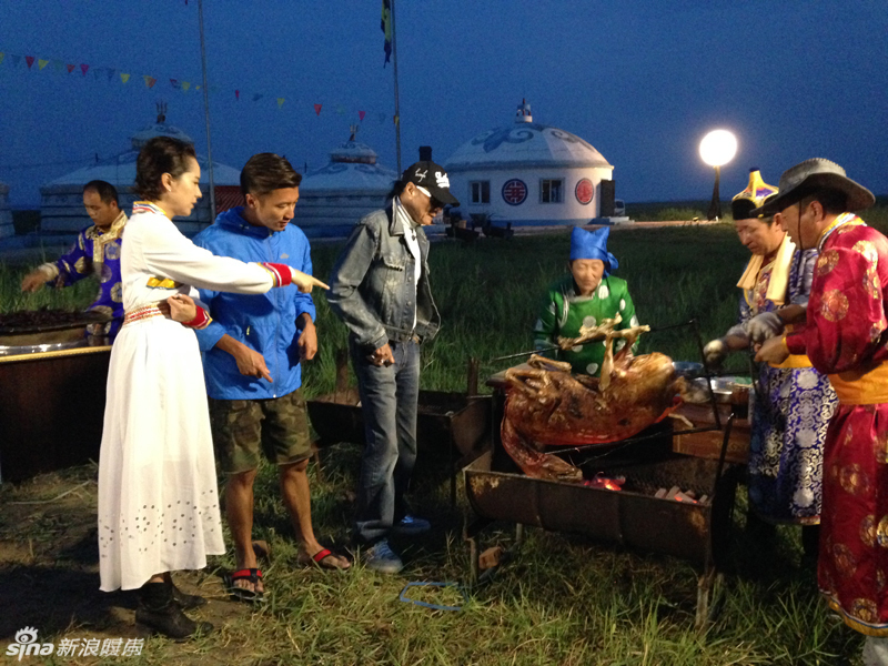 海清谢霆锋探讨烤全羊做法,海清顶锅盖遮阳,海