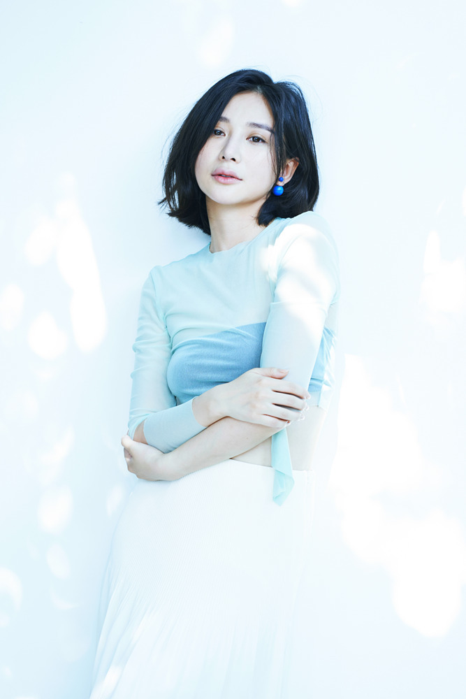文艺时尚女神熊乃瑾写真曝光 气质清新受追捧