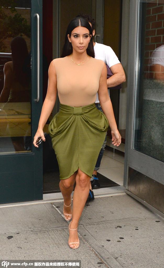 卡戴珊也爱裹身裙 钟爱一种穿衣风格 -- 佛山E家|佛山信息网|顺德信息网|第一综合信息门户网-FSEHOME.COM
