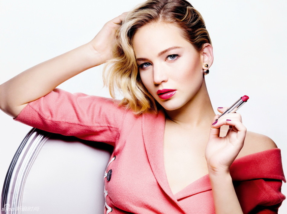 詹妮弗-劳伦斯美妆大片 粉色露肩礼服气场十足