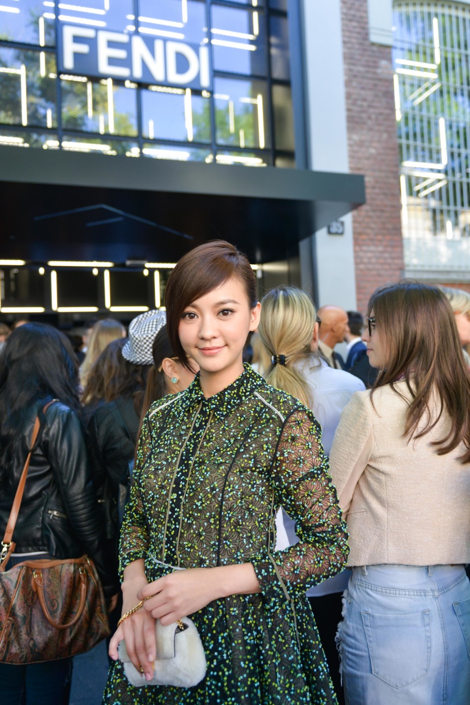 陈意涵亮相米兰时装周 造型百变时尚进阶 -- 佛