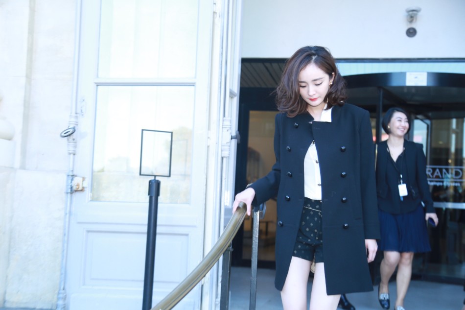 <em>杨幂超短裤</em>配大衣 卷发优雅亮相Chole秀场 - 娱