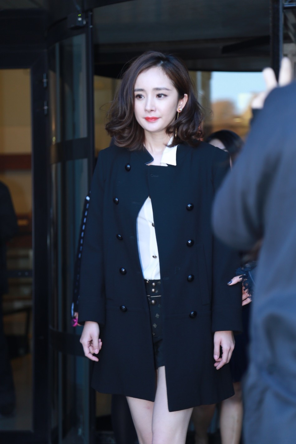 <em>杨幂超短裤</em>配大衣 卷发优雅亮相Chole秀场 - 娱