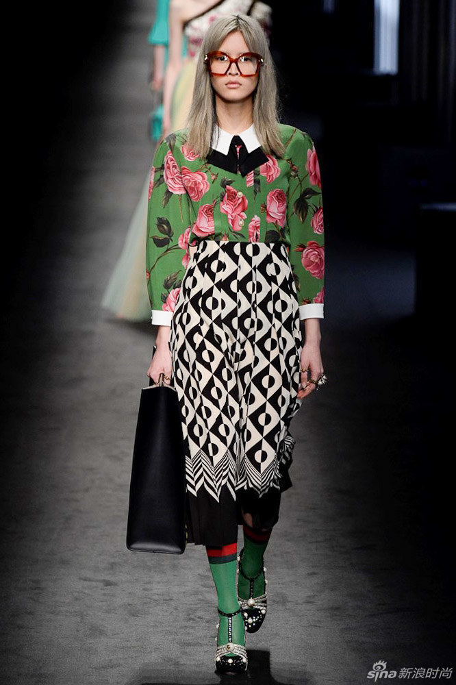 gucci 2016秋冬女装系列从植物的生长中获取灵感,每件服装都描绘出