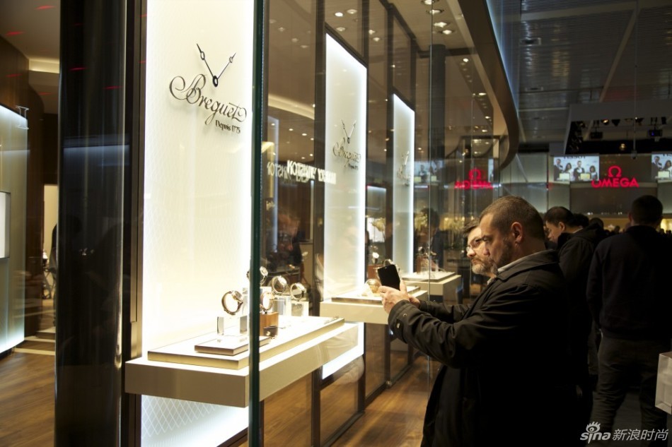 一年一度的巴塞尔国际钟表珠宝博览会(2016 Baselworld)于2016年3月17日至24日在瑞士巴塞尔展览馆举行。一起看看顶级品牌的展台有哪些亮点吧。