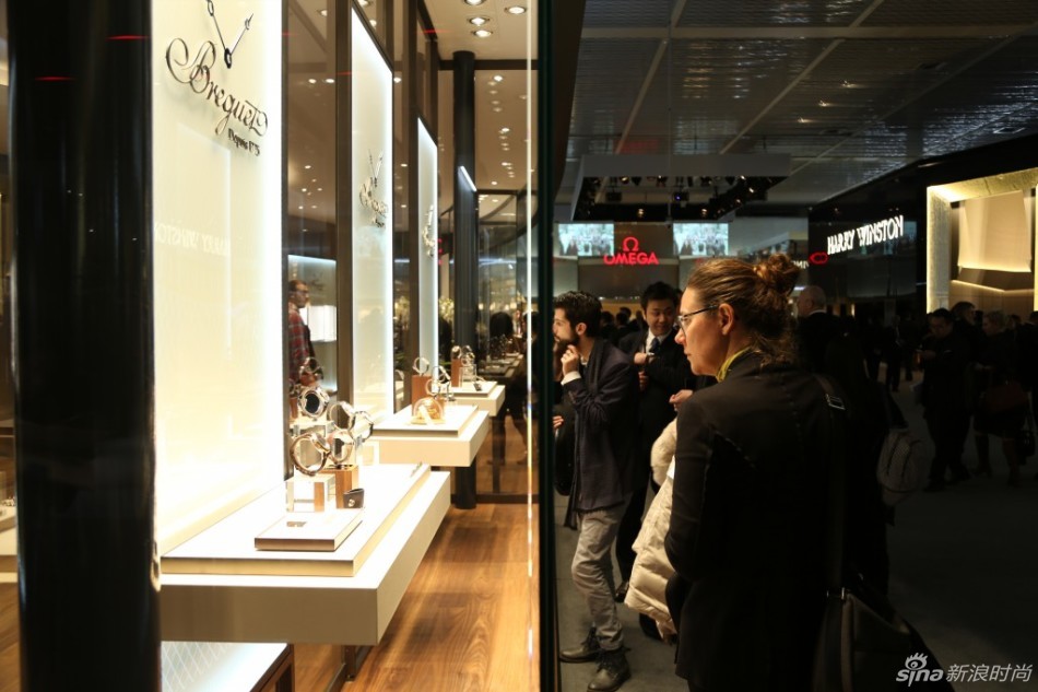 一年一度的巴塞尔国际钟表珠宝博览会(2016 Baselworld)于2016年3月17日至24日在瑞士巴塞尔展览馆举行。一起看看顶级品牌的展台有哪些亮点吧。