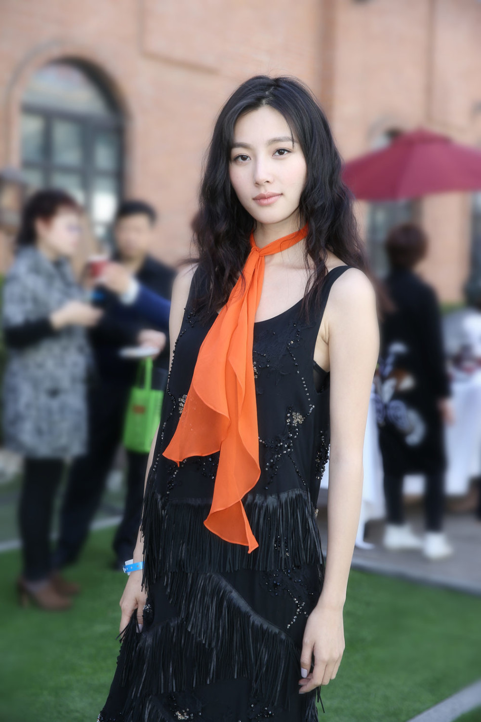 陈雅婷流苏长裙亮相秀场 气质出众获好评