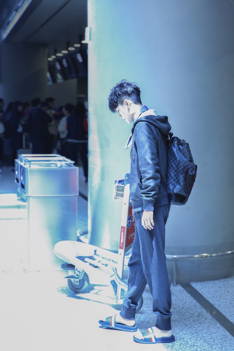 "早安少年"曾舜晞机场时尚max wuli蓝朋友