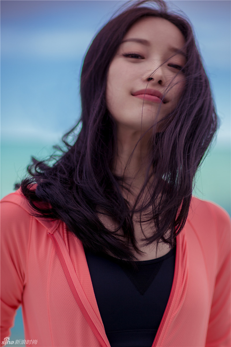 倪妮戛纳海边随性嬉水 夏天就该露出大长腿
