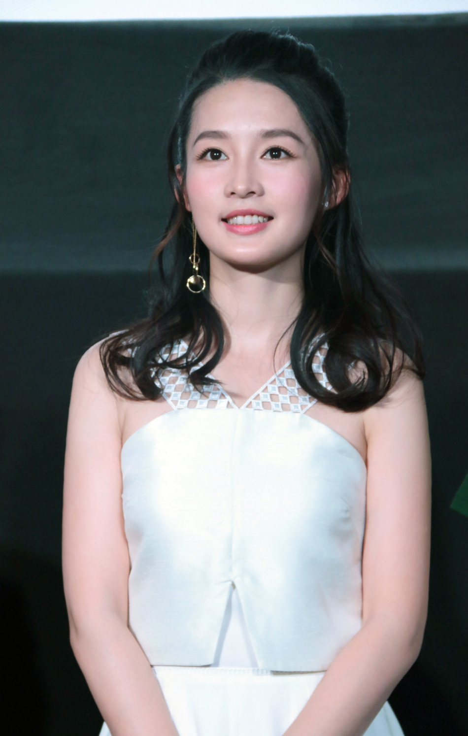 李沁跑宣传3套look 简约优雅似"清纯小仙女"