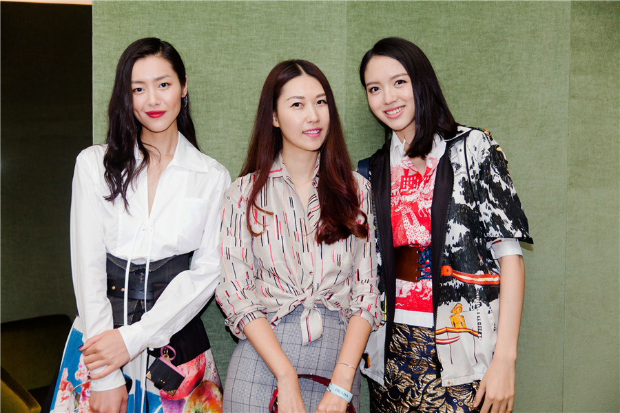 刘雯李晖张梓琳闺蜜同框 助阵Prada新店开业