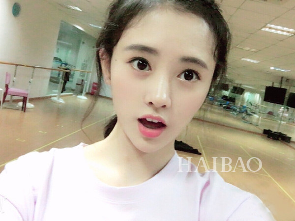 动声色艳惊四座张雪迎素颜中戏报到获封校花,