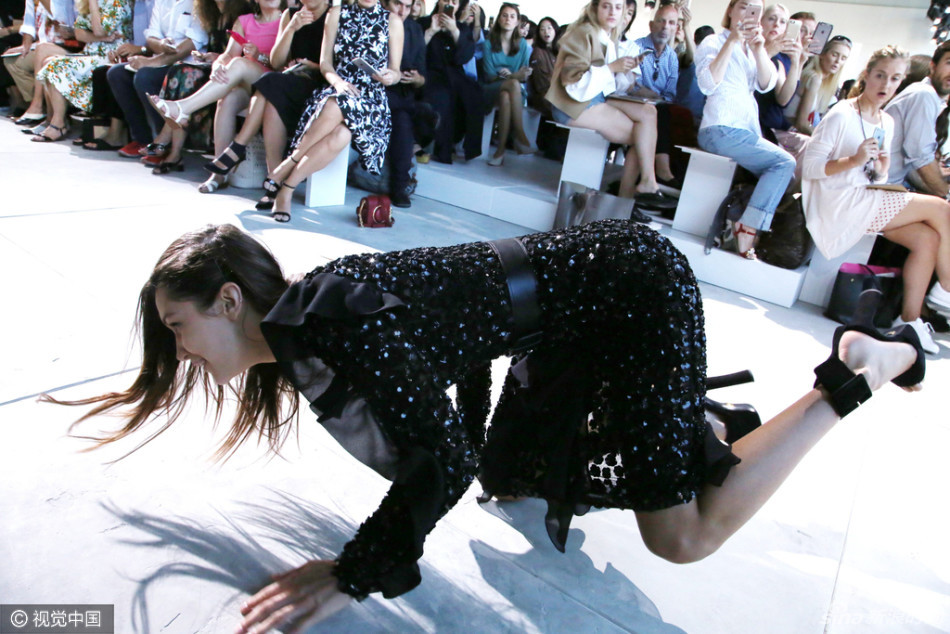好疼!贝拉-哈迪德纽约走秀惨摔跤大出糗,好疼!
