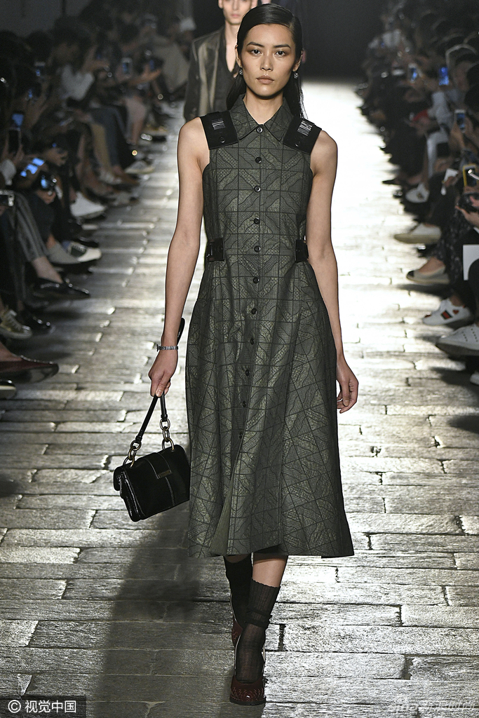 T台上的表姐real拉风 时装周刘雯走过的秀场 -- 佛山E家|佛山信息网|顺德信息网|第一综合信息门户网-FSEHOME.COM