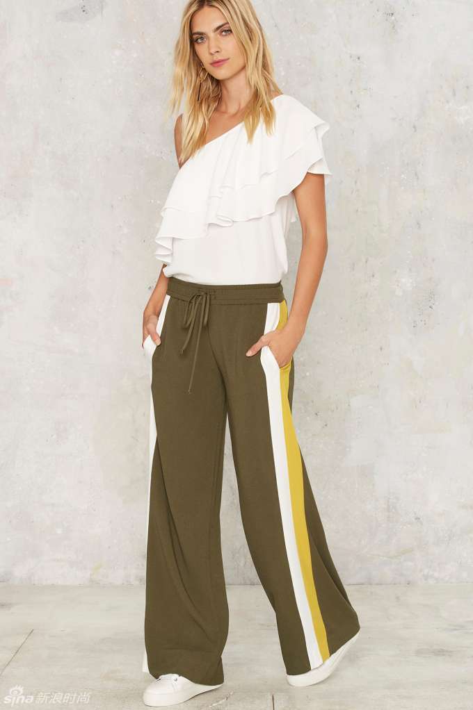 运动裤很时髦 但千万别穿成校服裤 - 娱乐明星