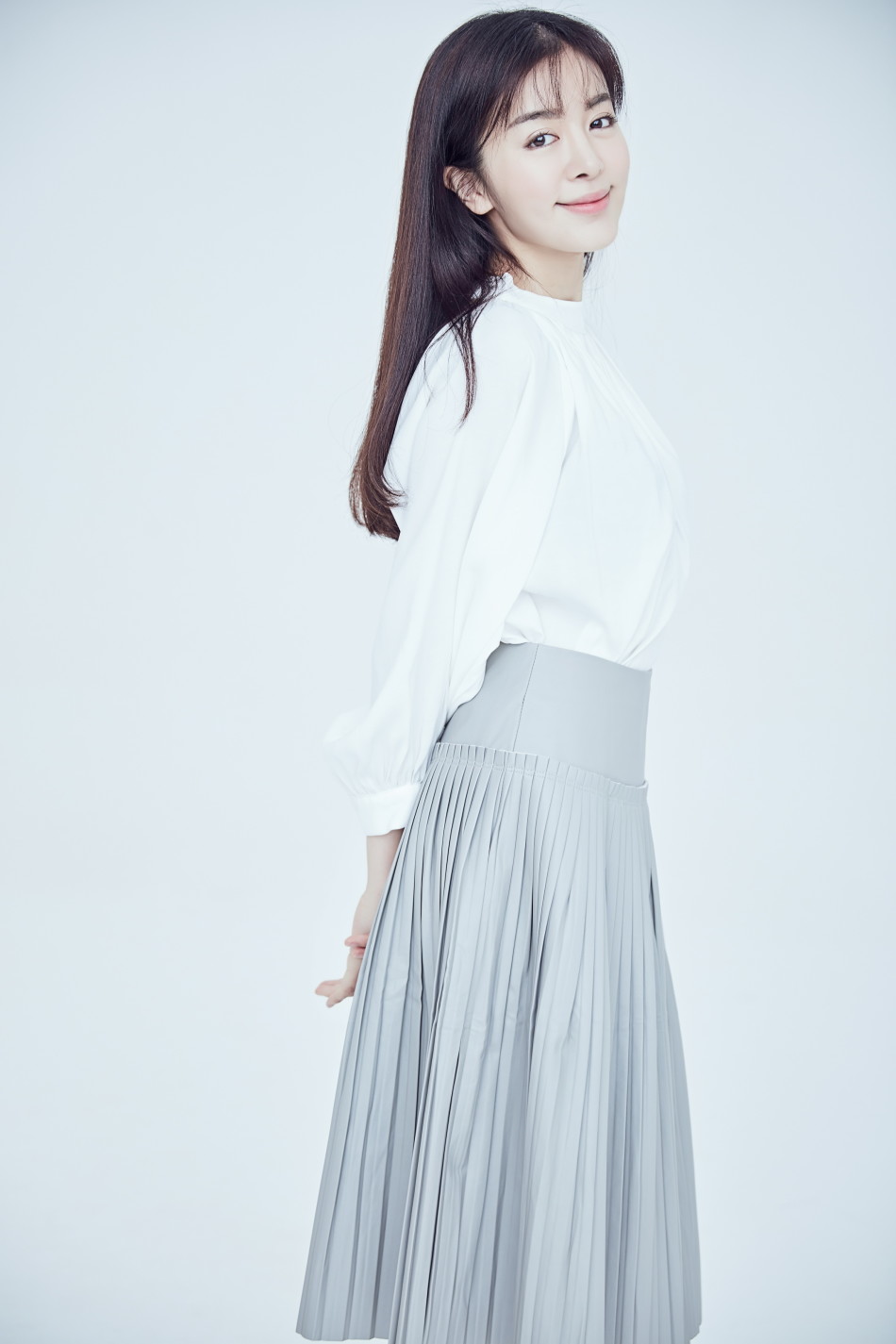 赵多娜纯色写真气质尽显 大展知性优雅美