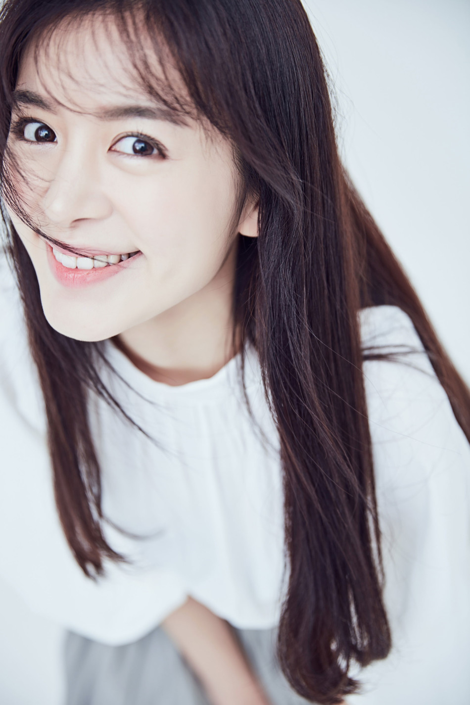 赵多娜纯色写真气质尽显 大展知性优雅美
