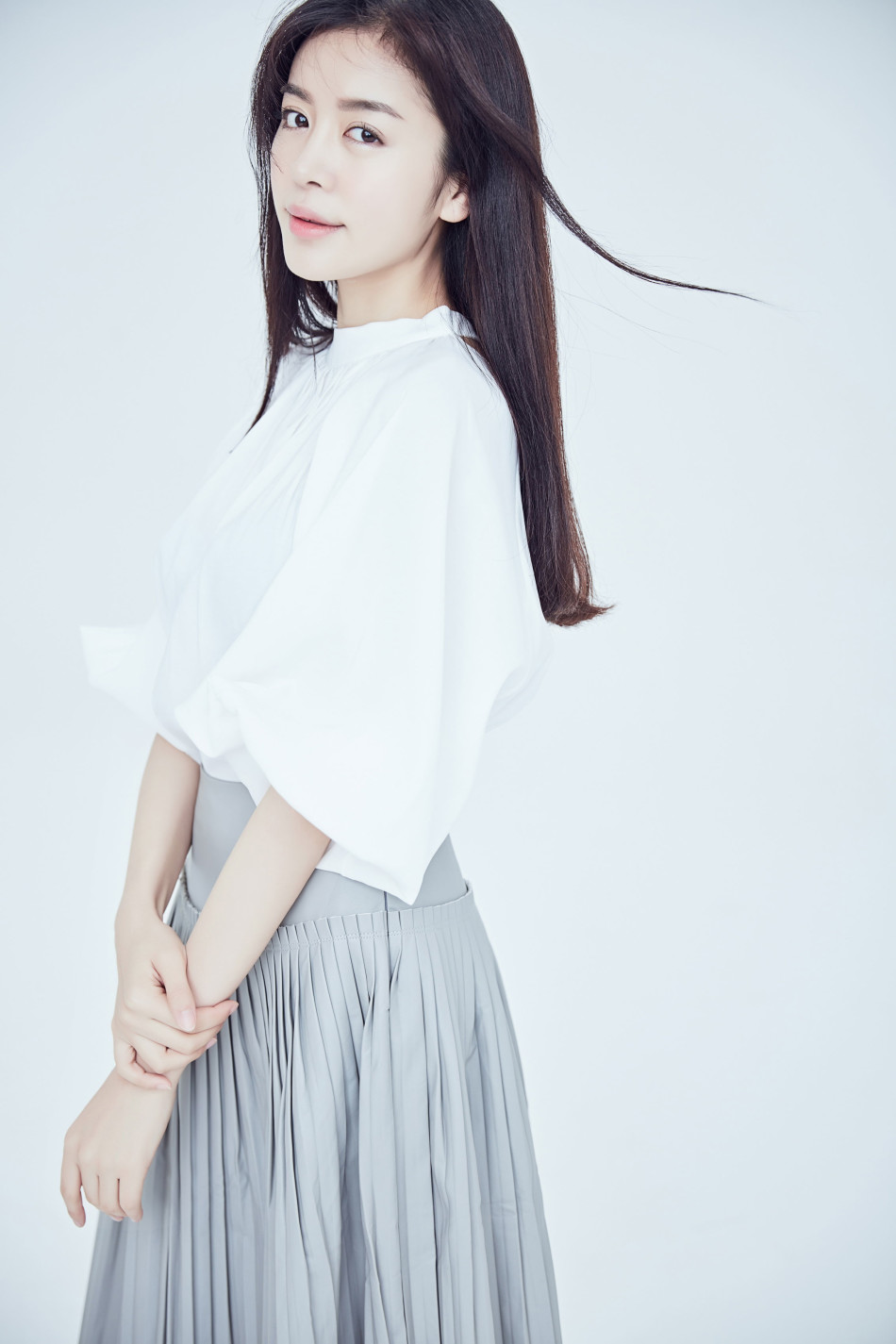 赵多娜纯色写真气质尽显 大展知性优雅美