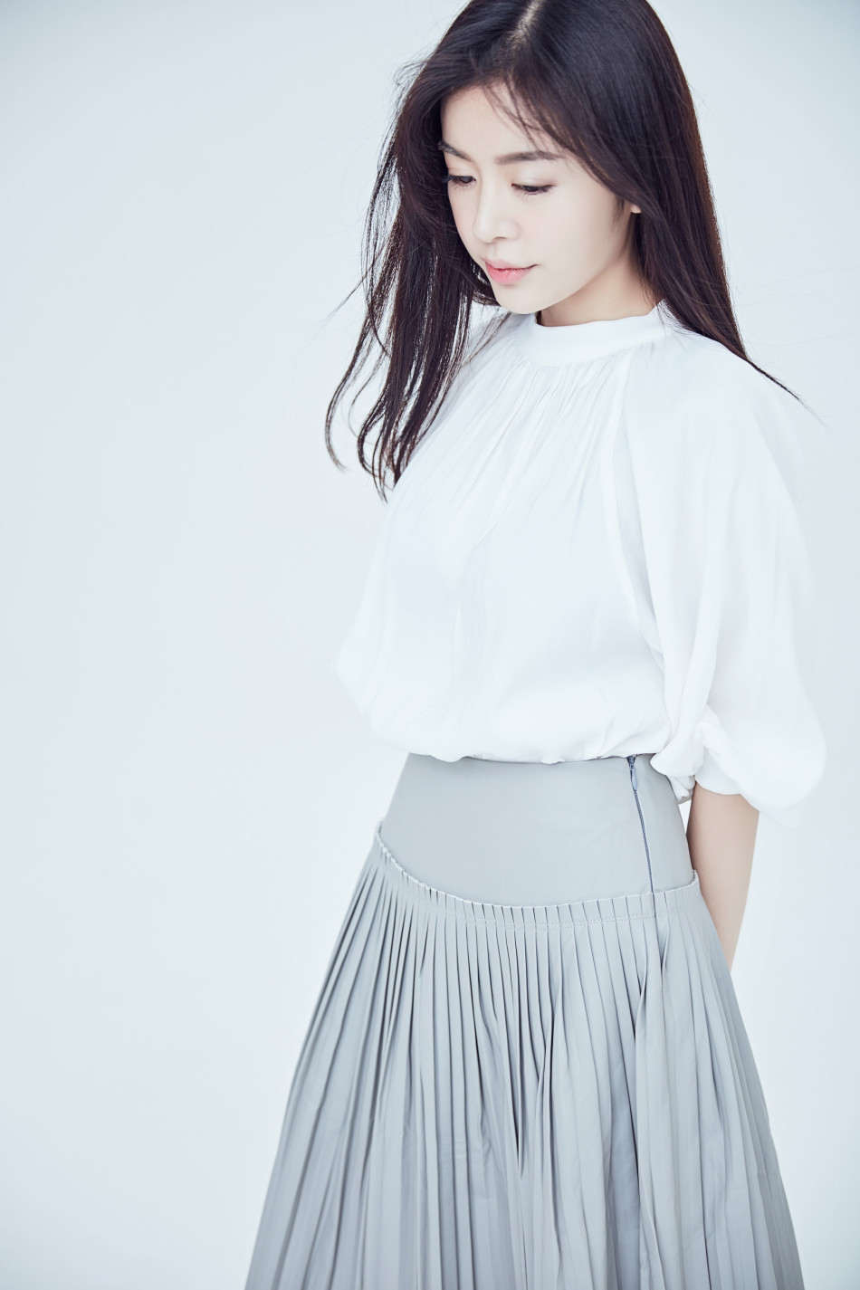 赵多娜纯色写真气质尽显 大展知性优雅美