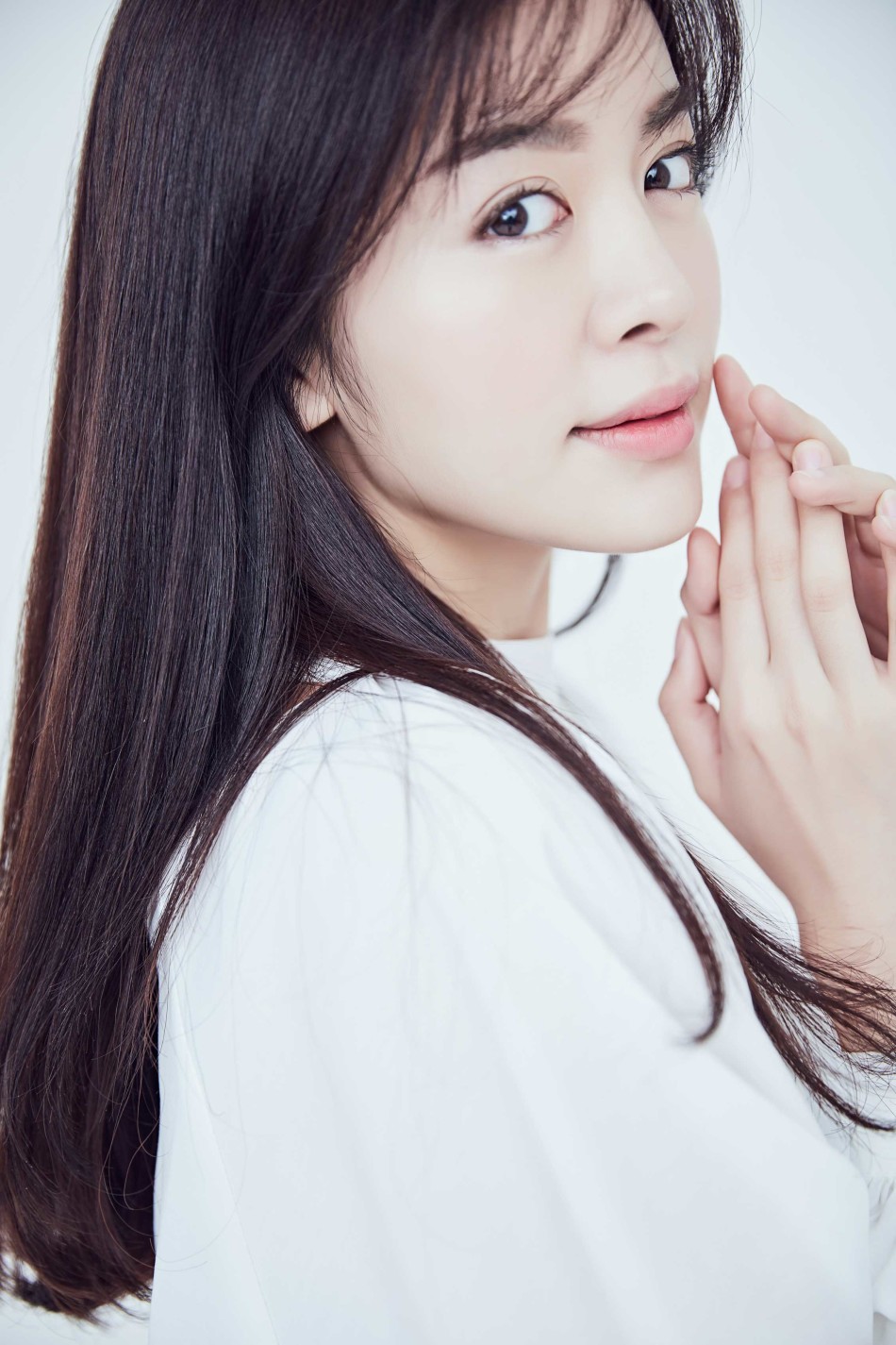 赵多娜纯色写真气质尽显 大展知性优雅美