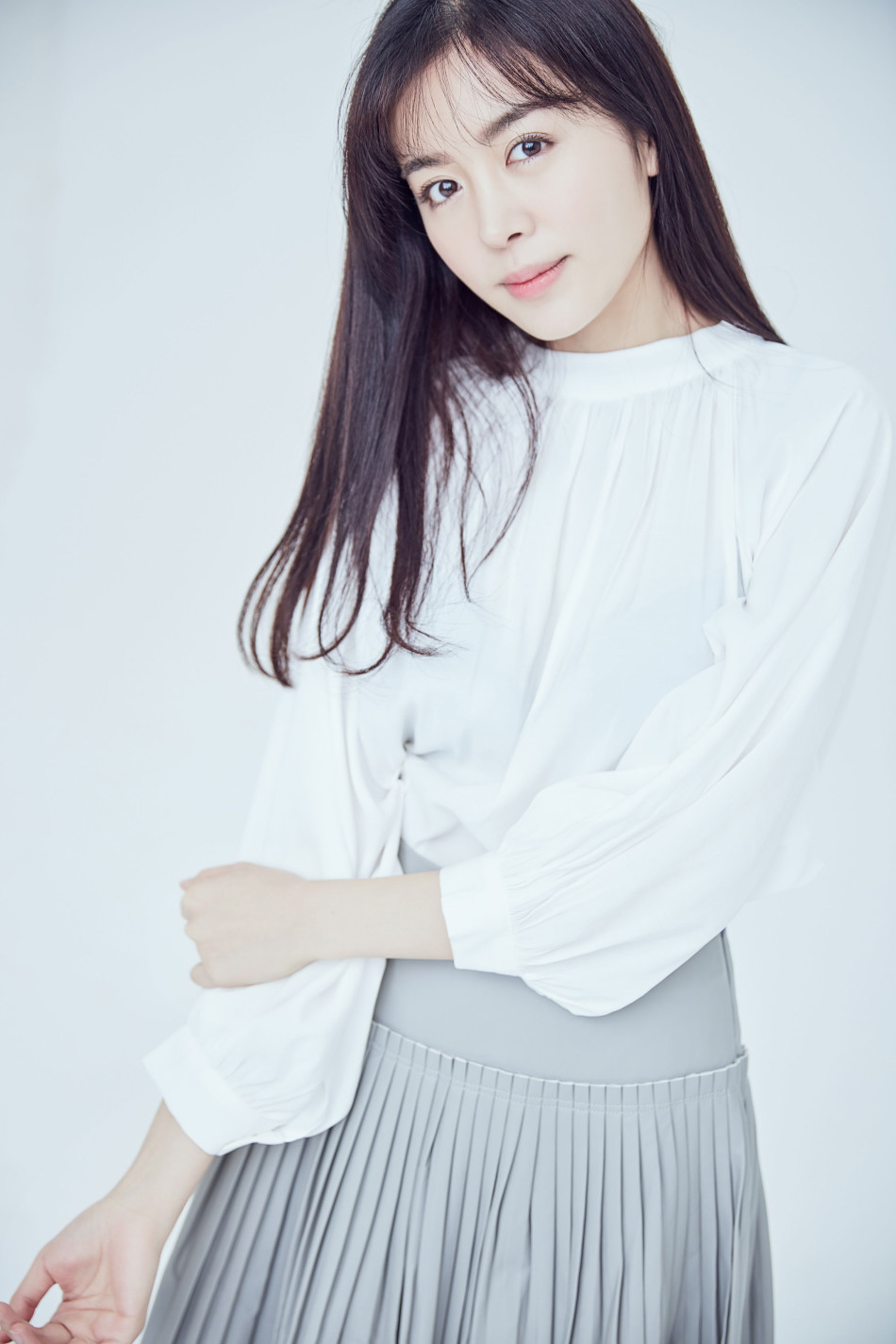 赵多娜纯色写真气质尽显 大展知性优雅美