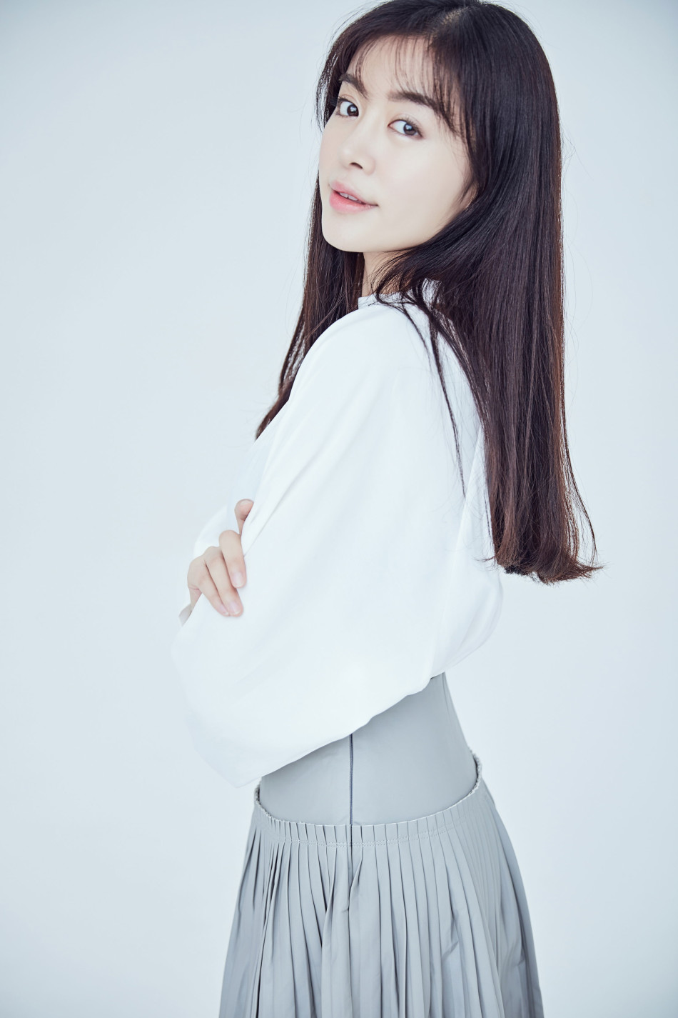 赵多娜纯色写真气质尽显 大展知性优雅美