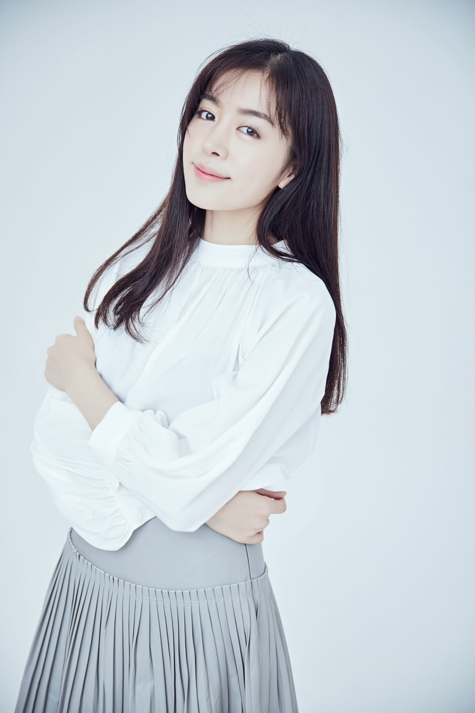 赵多娜纯色写真气质尽显 大展知性优雅美