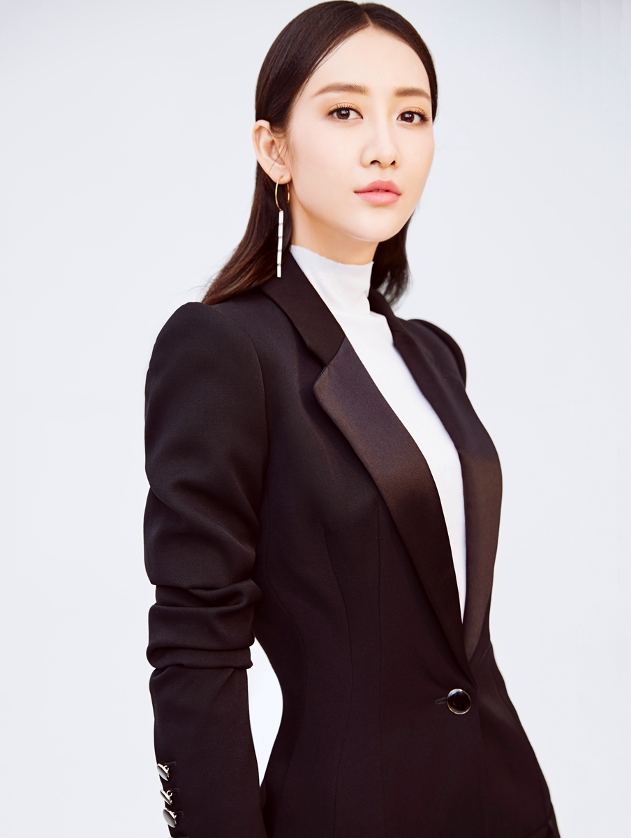 王鸥曝光写真大片 双面演绎时尚俏女人