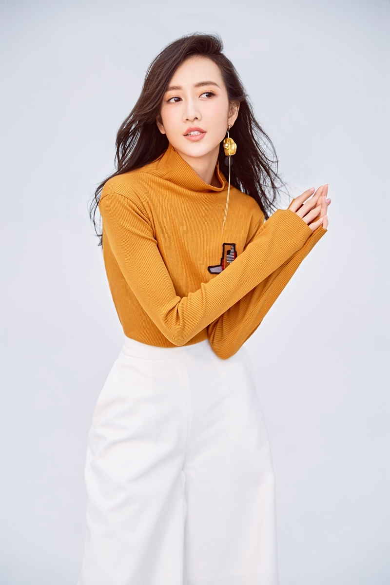 王鸥曝光写真大片 双面演绎时尚俏女人