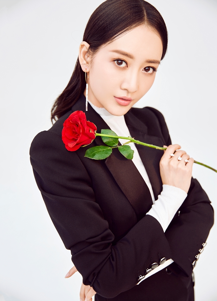 王鸥曝光写真大片 双面演绎时尚俏女人