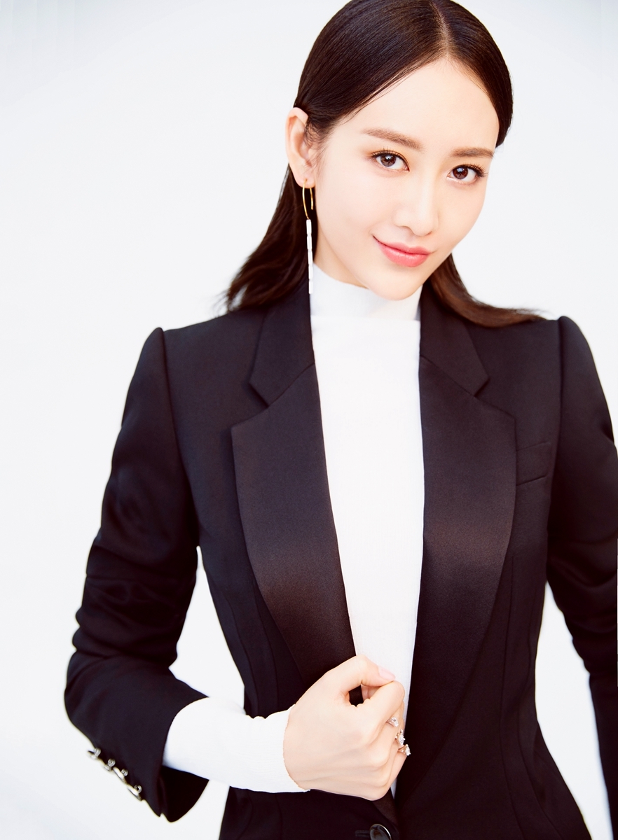 王鸥曝光写真大片 双面演绎时尚俏女人