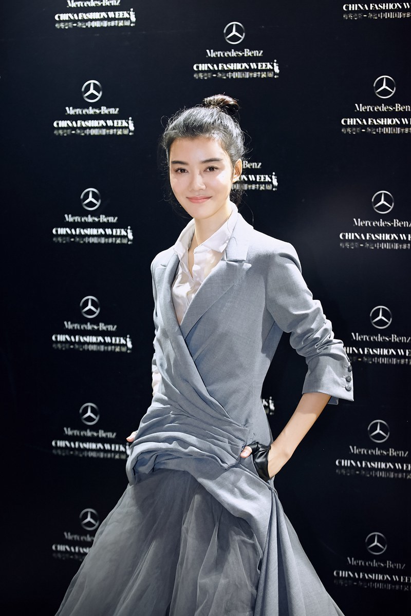 浅灰色婚纱_浅灰色