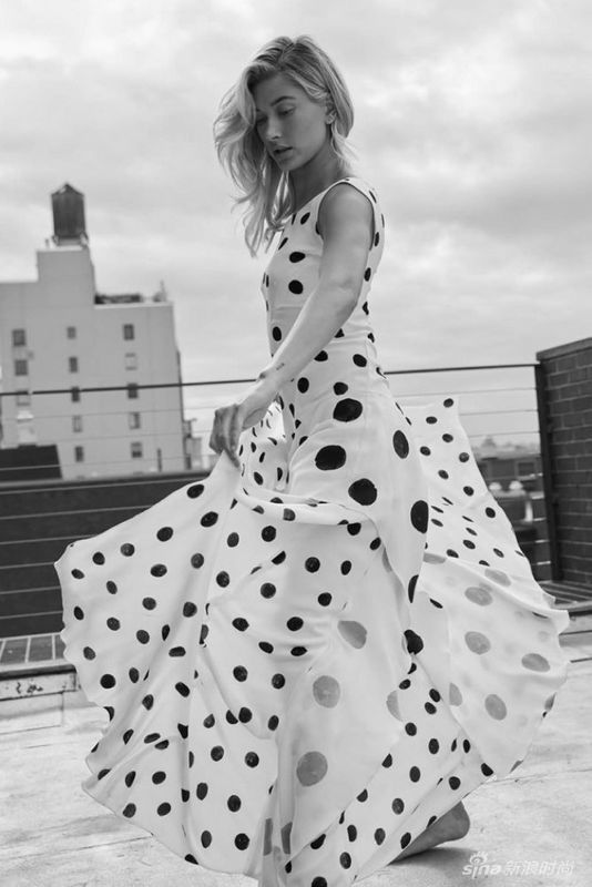 95后星二代超模登封面深V秀出香肩美胸,95后