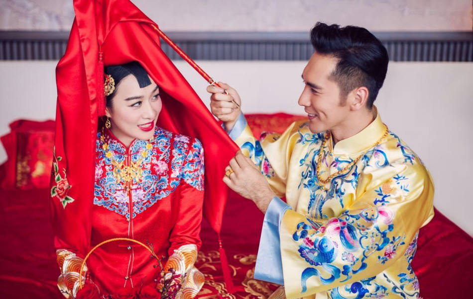 钟丽缇张伦硕中式礼服婚纱照曝光 新娘双眼含情美艳动人