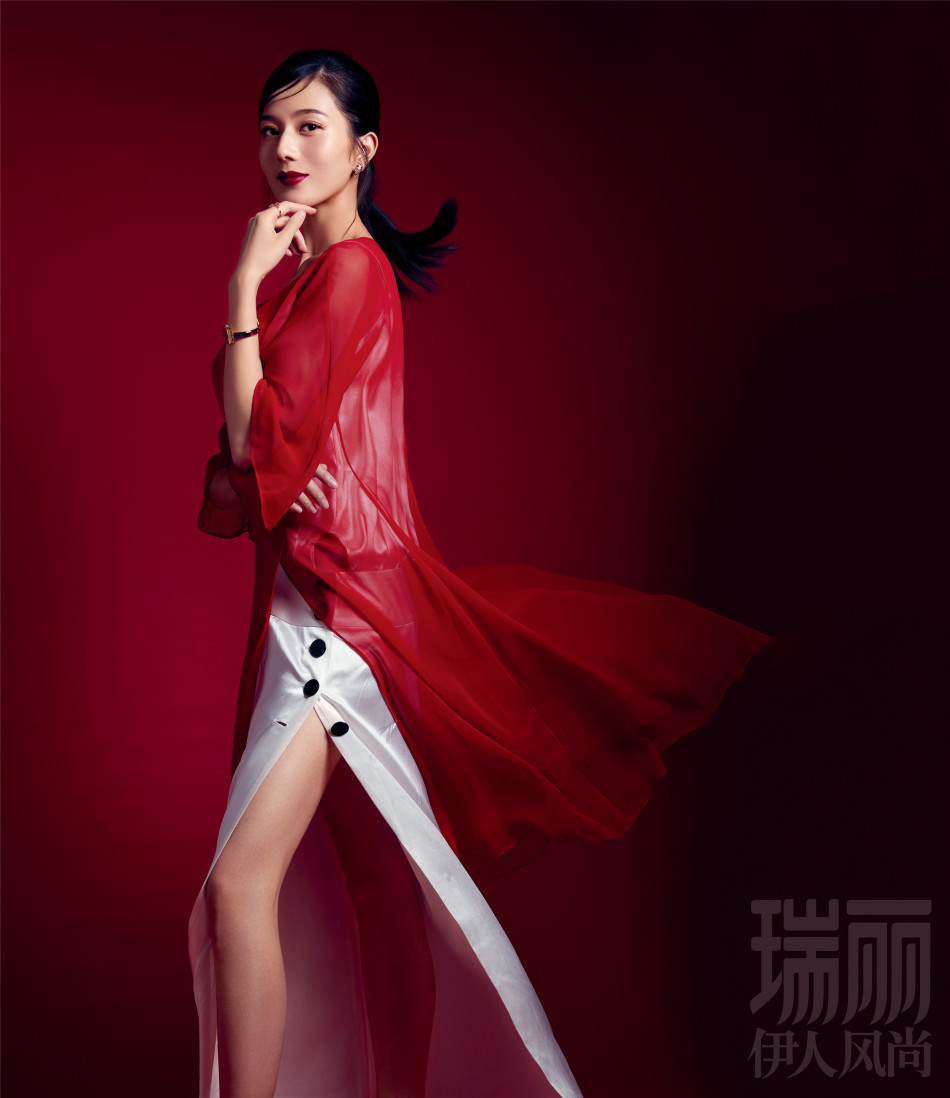 彭杨曝杂志大片 俏丽优雅演绎红色之美