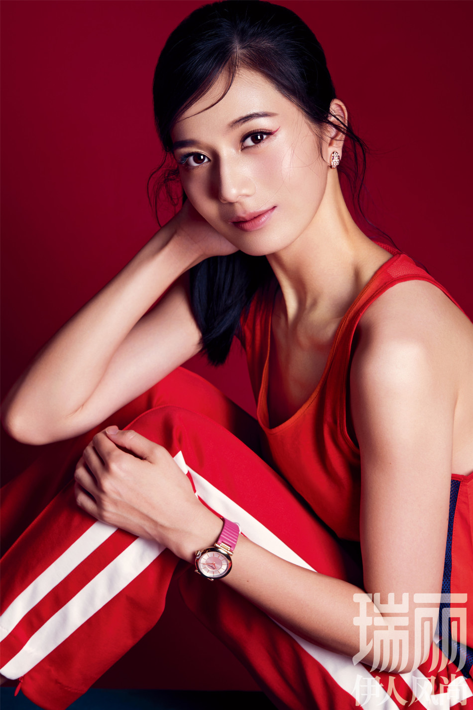 彭杨曝杂志大片 俏丽优雅演绎红色之美