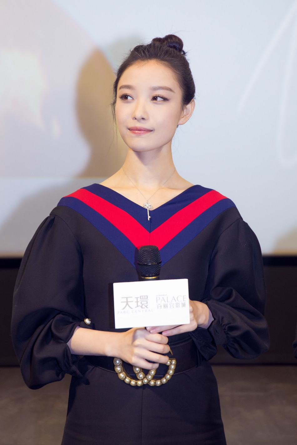 倪妮现身电影路演 丸子头优雅俏皮