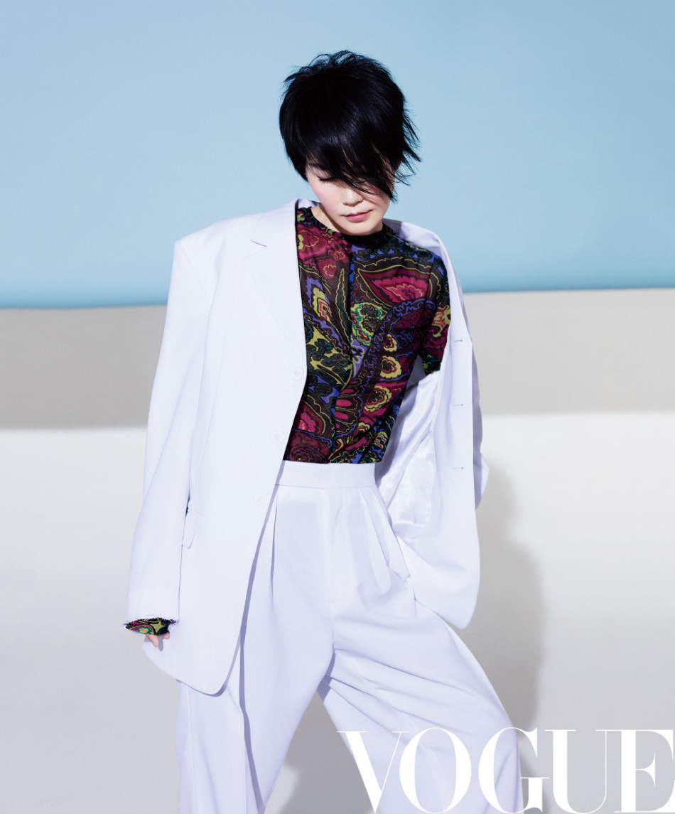 1 / 8 王菲登上vogue2017开年封面完整大片曝光,打扮清爽帅气又时尚